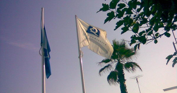 Bandera blava i bandera Q de qualitat turística onejant a la platja de Castelldefels (Juliol de 2008)
